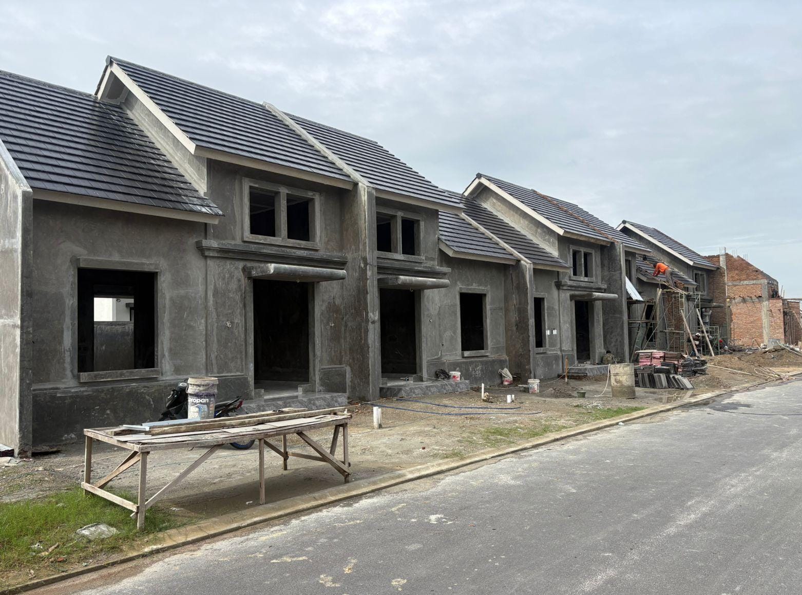 Deretan rumah yang sedang dalam tahap konstruksi di  area perumahan yang sedang dalam pembangunan. ( Istimewa/Sumut Pos)