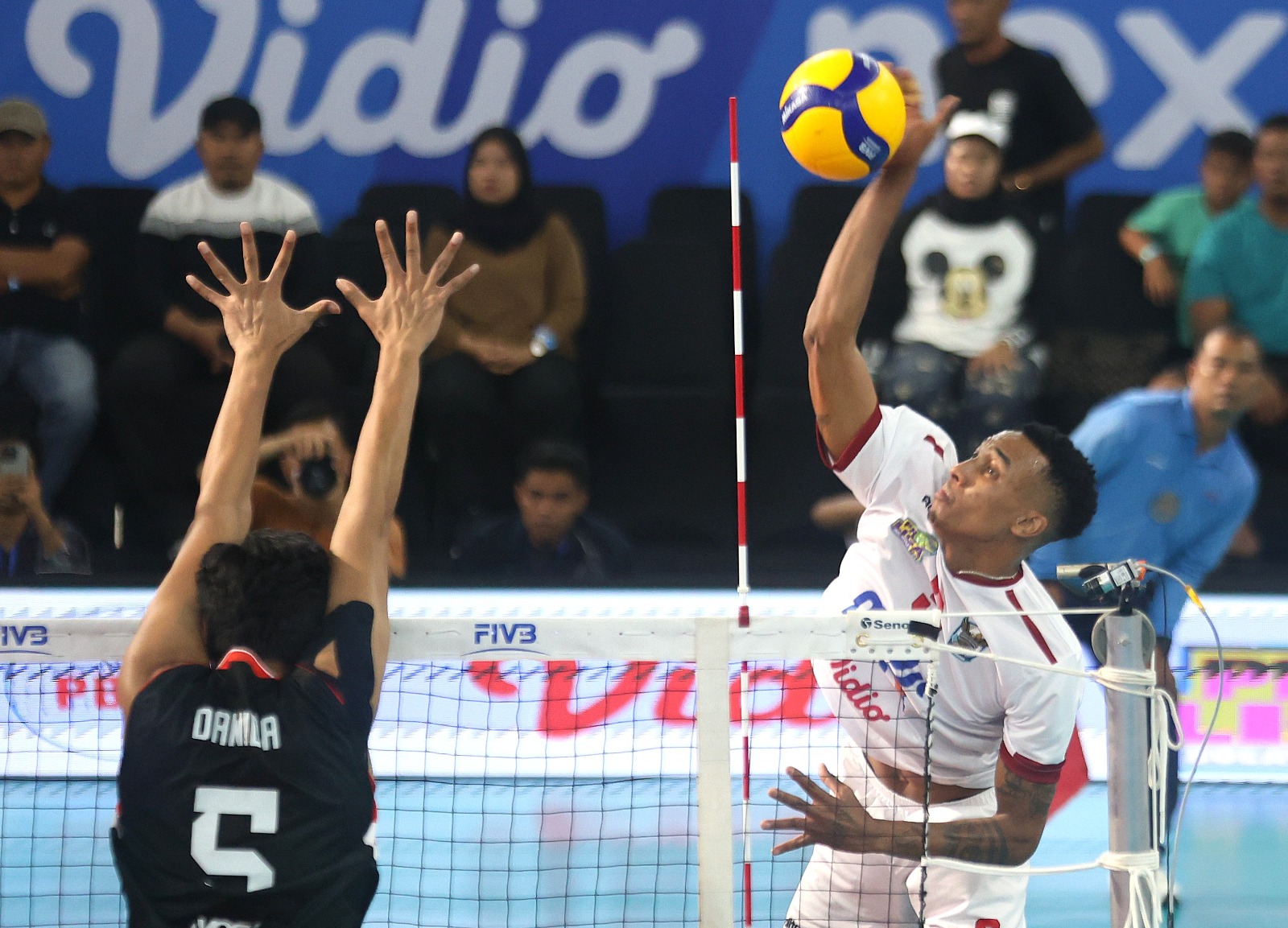 SENGIT: Pertandingan sengit terjadi saat Medan Falcons Tirta Bhagasasi menghadapi Jakarta Garuda Jaya pada Proliga 2026 Seri Medan. (Dok: Proliga)
