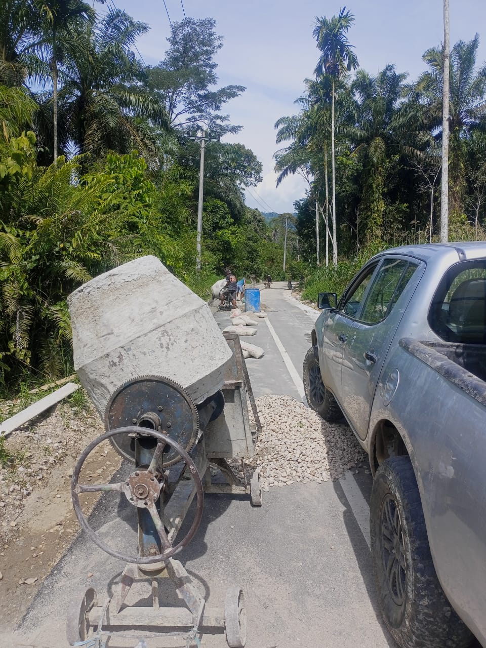 MASIH DIKERJAKAN. Proyek pekerjaan rehabilitasi jalan Sibande-Genting, Kecamatan Kecamatan Sitellu Tali Urang Jehe, Kabupaten Pakpak Bharat, tidak selesai tepat waktu dan masih dikerjakan hingga bulan