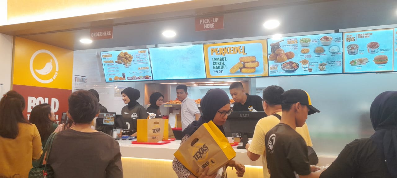 BUKA: Gerai Texas Chicken di DeliPark Mall Medan saat melayani pengunjung yang datang. (Dok: Dewi Syahruni Lubis/Sumut Pos)