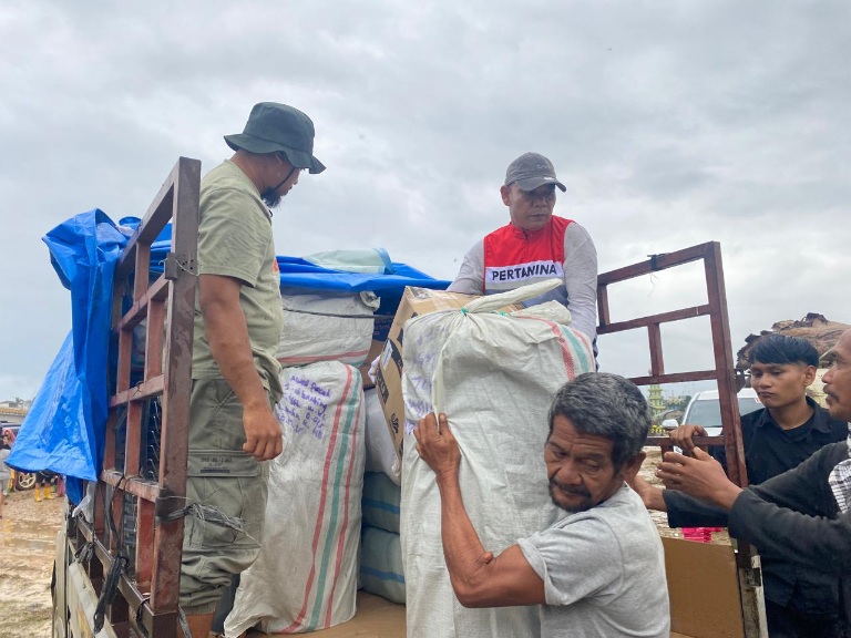 BANTUAN: Pertamina EP Rantau PHR Zona I menyerahkan bantuan di Desa Sukajadi, Kecamatan Karangbaru, Aceh Tamiang, Rabu (14/1/2026). (Dok: Pertamina EP Rantau)