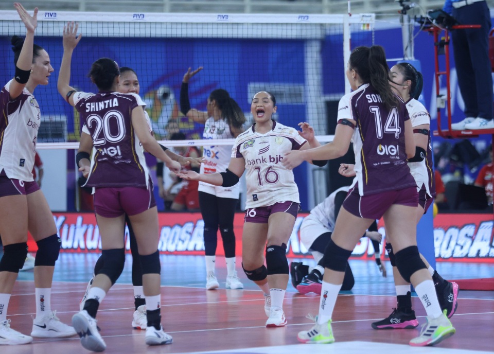 POIN: Ekspresi para pemain Bandung BJB Tandamata setelah mencetak poin saat melawan Medan Falcons di GOR Voli Indoor Sumut Sport Centre, Jumat (16/1/2026). (Dok: Proliga)