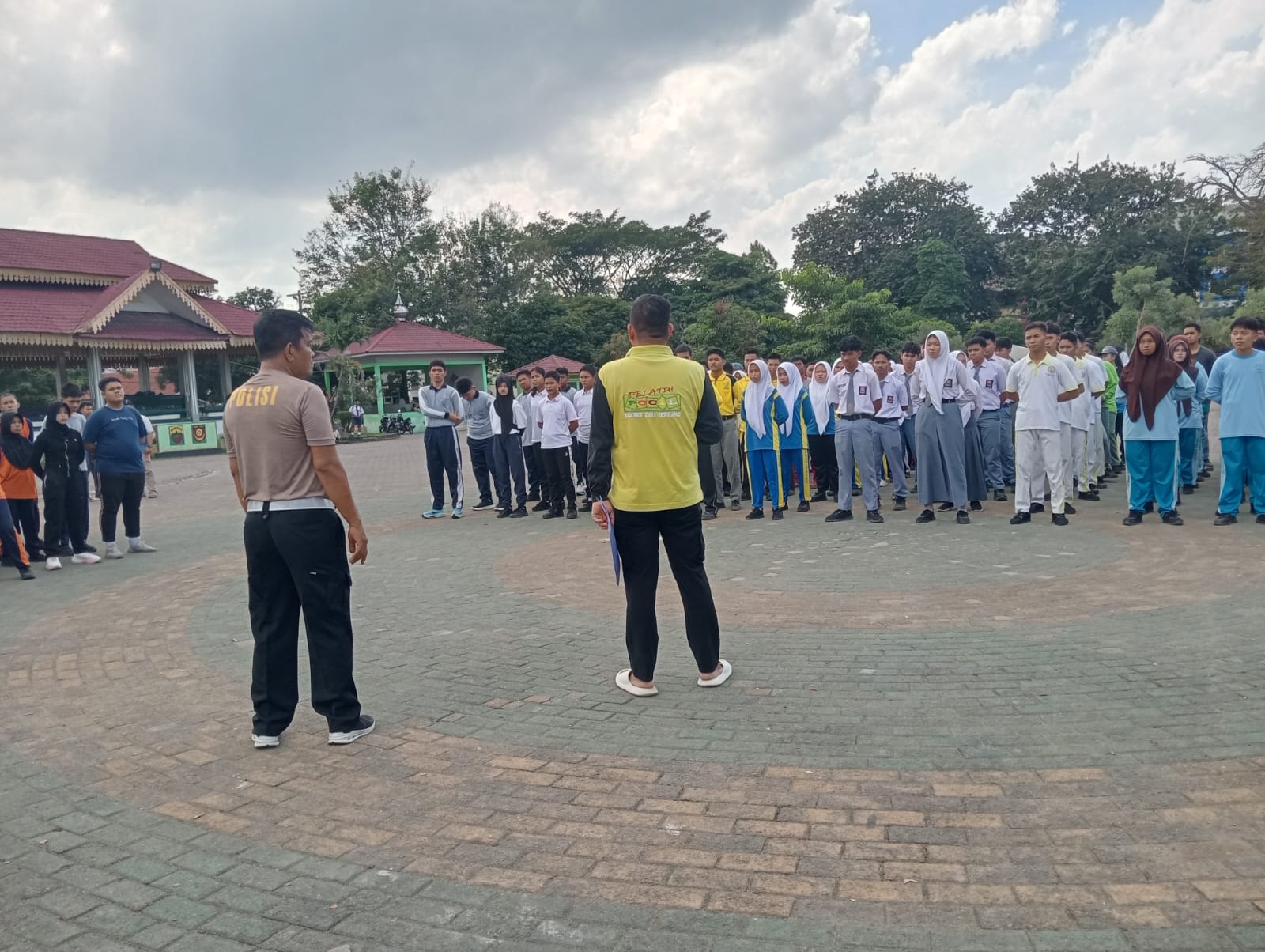 Personel Unit Kamsel Sat Lantas Polres Tebing Tinggi memberikan pelatihan kepada pelajar SMP dan SMA yang tergabung dalam Patroli Keamanan Sekolah di Lapangan Merdeka. (AZAN PURBA/SUMUT POS)