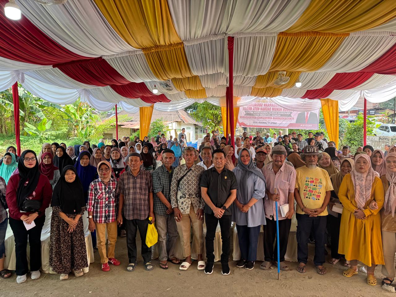 SOSPER: Wakil Ketua Fraksi Gerindra DPRD Kota Medan, Fauzi, saat menggelar Sosper di Medan Kota. (Dok: istimewa)