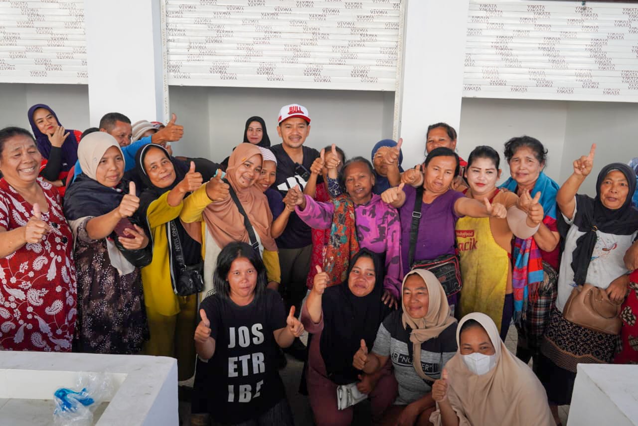 BERSAMA: Para pedagang Pasar Inpres Tebingtinggi berfoto bersama usai gotong royong bersama Wali Kota Tebingtinggi Iman Irdian Saragih menjelang peresmian pasar, Sabtu (17/01/2026). (Dok: Azan Purba)