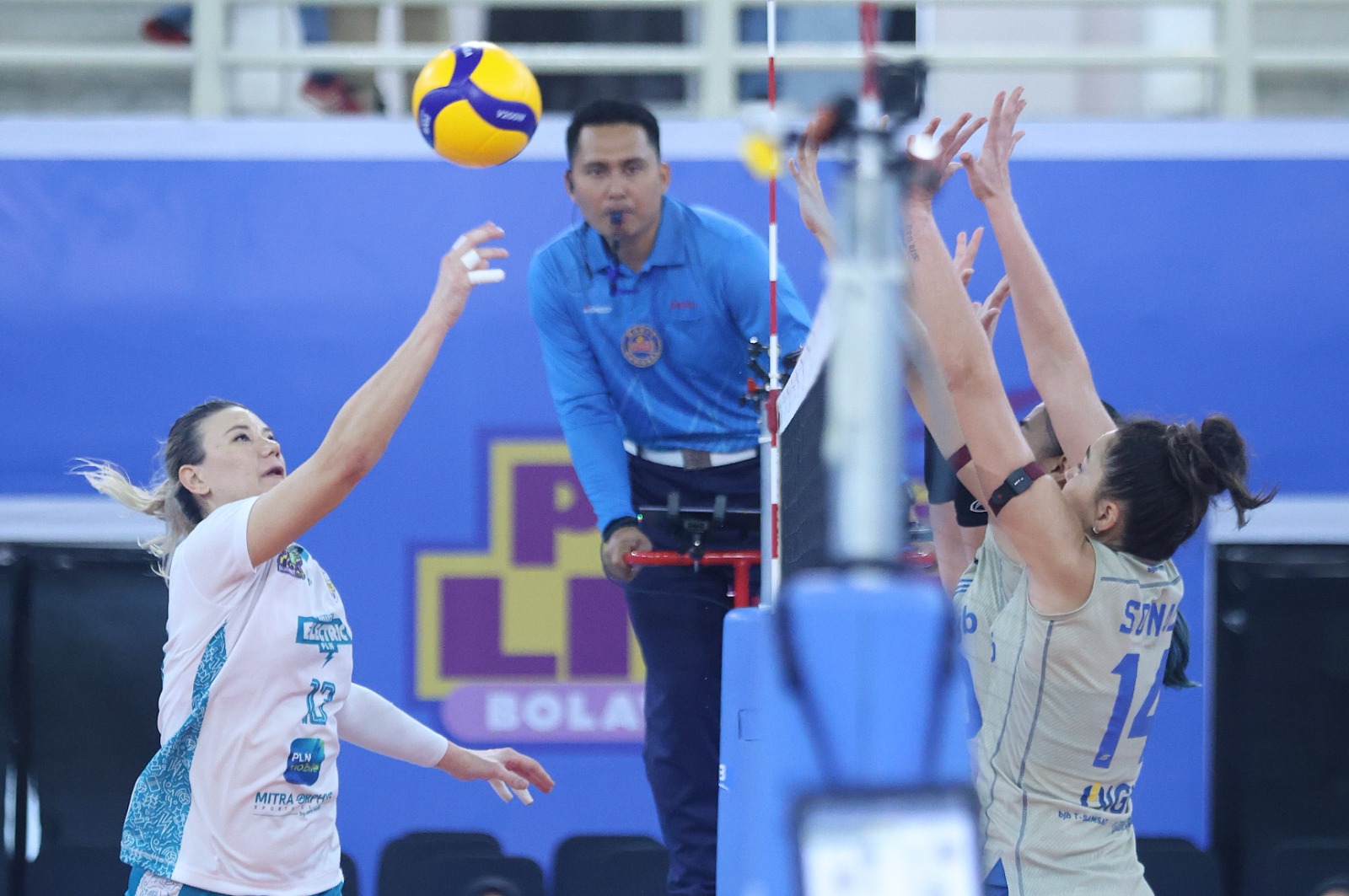 HADAP: Pemain asing dari Jakarta Electric PLN Mobile dan BJB Tandamata saling berhadapan di Proliga 2026 Seri Medan. (Dok: Proliga)