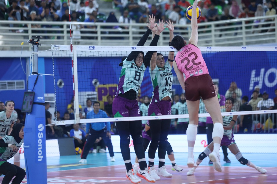 BLOCK: Pemain Pertamina Enduro, Megawati Hangestri saat memblok bola dari pemain Gresik Phonska Plus di Proliga 2026. (Dok: Proliga)