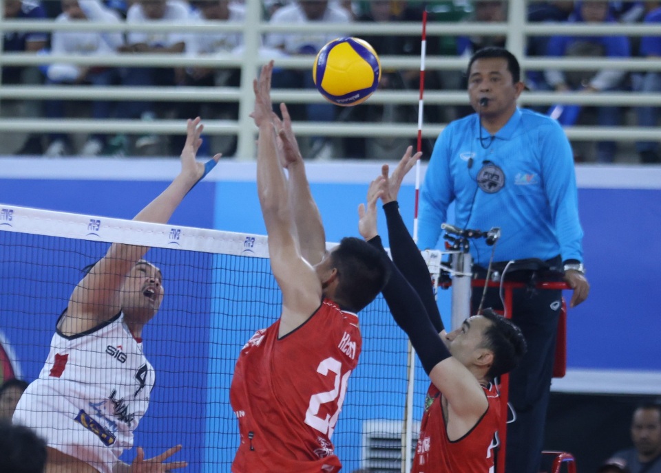 BLOK: Pemain Bhayangkara Presisi mencoba memblok serangan LavAni pada lanjutan Proliga 2026 di GOR Voli Indoor Sumut Sport Centre, Deliserdang, Minggu (18/1/2026). (Dok: Proliga)
