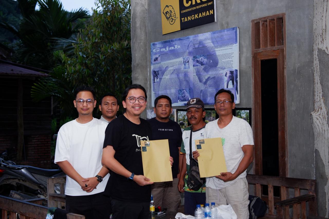 Founder Tuanpuan Movement, Boy Iskandar Warongan dan Manager CRU Tangkahan, Rutkita Sembiring, foto bersama usai penandatanganan MoU, Sabtu (17/1).