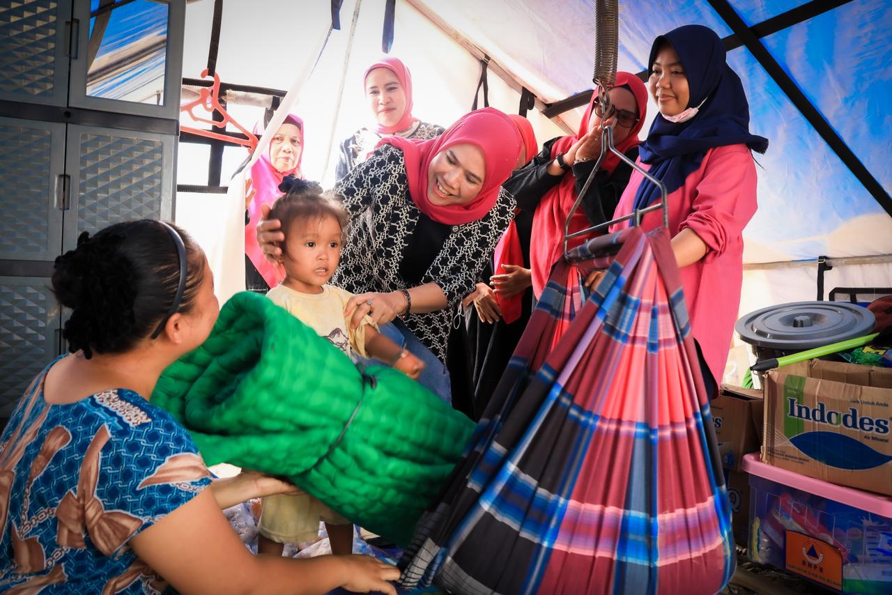 Ketua MTMD Sergai Ny. Hj. Rosmaida Saragih Darma Wijaya bersama Ketua Dharma Wanita Persatuan (DWP) Sergai Mafa Yani Suwanto bersama masyarakat Aceh Tamiang. ( Fadly/Sumut Pos )