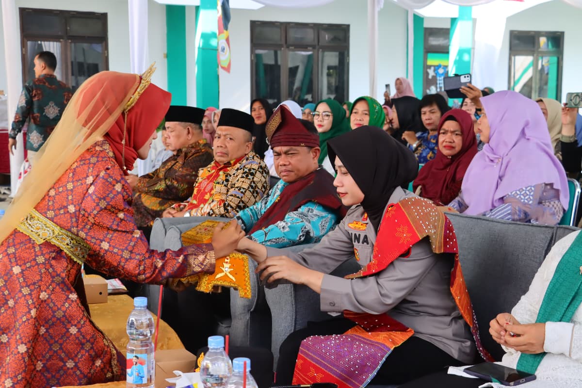 Kapolres Tebing Tinggi AKBP Rina Frillya, menerima prosesi penyambutan adat saat menghadiri Milad ke-5 sekaligus peresmian gedung baru Yayasan Bunda di Desa Paya Lombang. (AZAN/SUMUT POS)