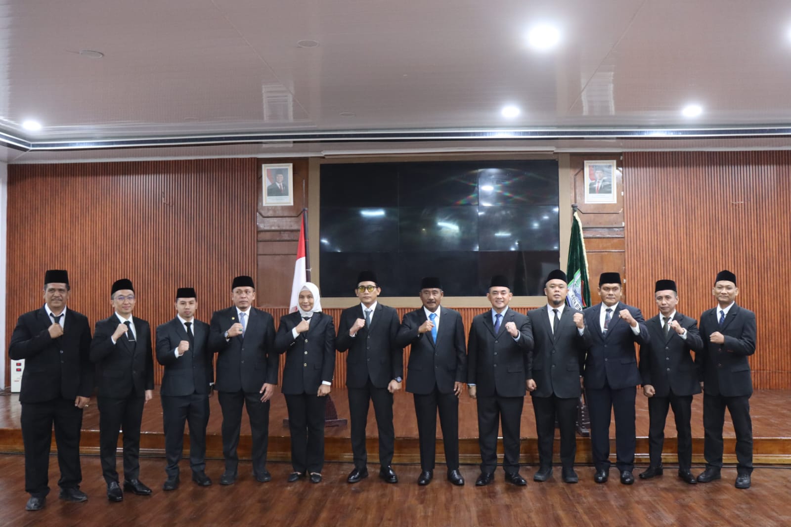 Foto bersama Kadis PUTR, Wahyu Umara (paling kanan) dengan pejabat lain usai dilantik wali kota dan wakil wali kota di aula balai kota. (Diskominfo Binjai/Sumut Pos)