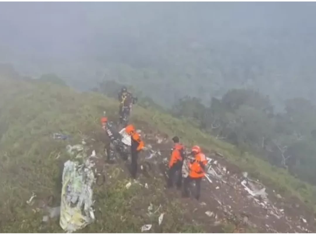 Tim Basarnas dan SAR menemukan serpihan pesawat ATR 42-500 usai hilang kontak   di lereng puncak Gunung Bulusaraung, Kabupaten Pangkep,  Sulawesi Selatan. (Basarnas)
