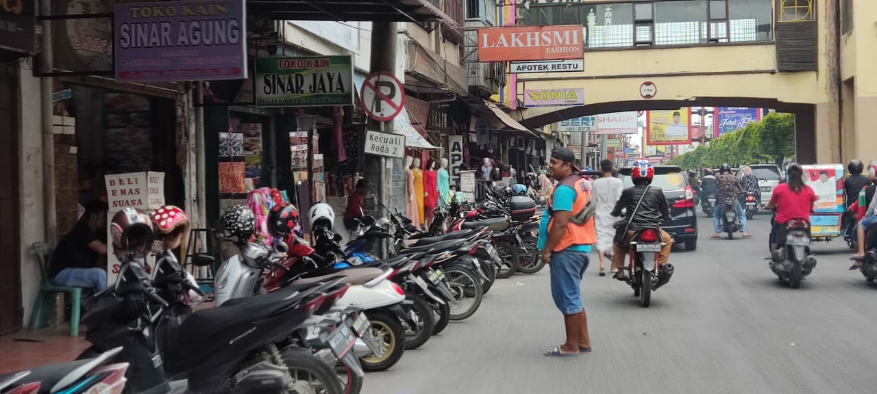 Jukir saat bertugas di Jalan Jenderal Sudirman Binjai. (Teddy Akbari/Sumut Pos)