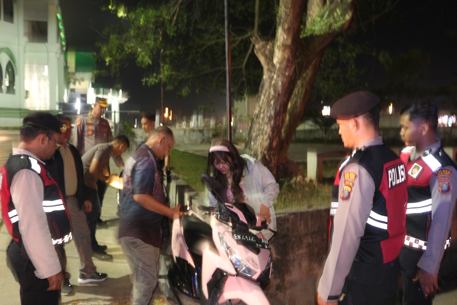 Petugas Polres Tebing Tinggi melakukan pemeriksaan kendaraan bermotor terhadap warga saat patroli skala besar pada Sabtu (17/1) malam. (Azan Purba/Sumut Pos)