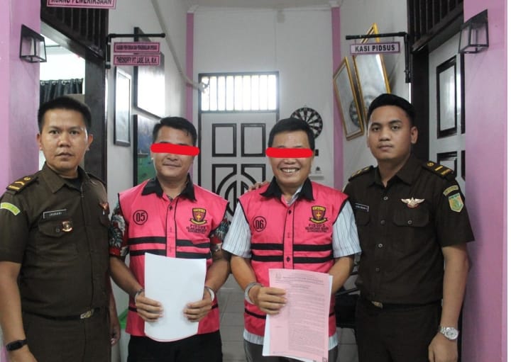 Kejari Gunungsitoli tahan dua tersangka dugaan tindak pidana korupsi pengelolaan Dana Desa Tuhegeo II, Kecamatan Gunungsitoli Idanoi, Kota Gunungsitoli TA. 2023. (OLOHETA/SUMUT POS)