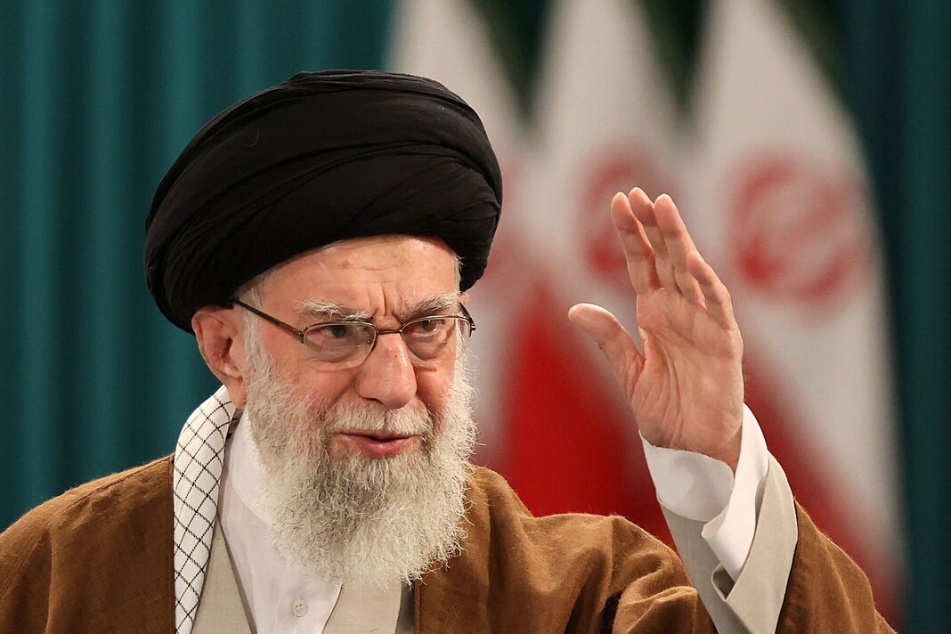 Pemimpin tertinggi Iran, Ayatollah Ali Khamenei. (express.co)