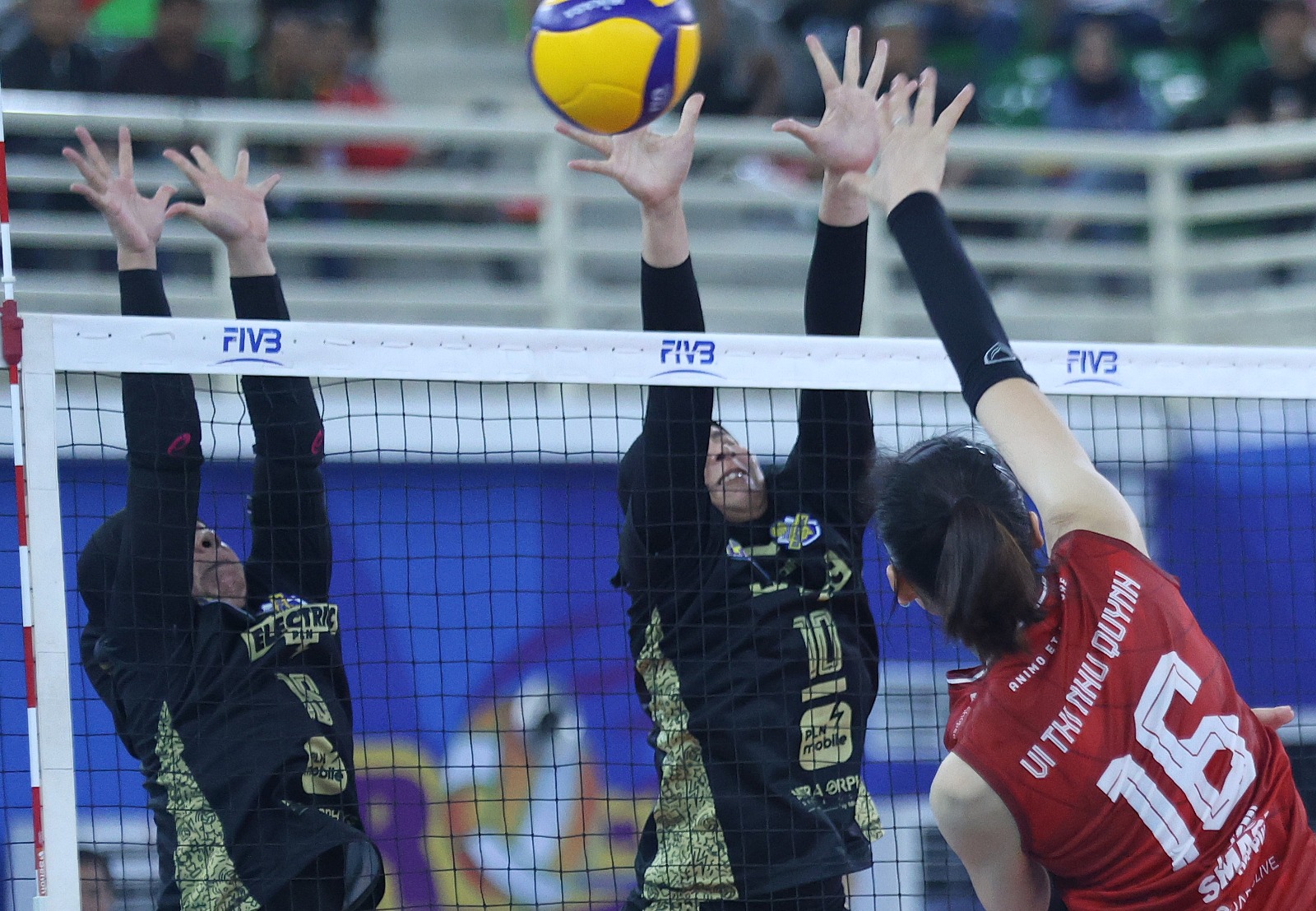 BLOK: Pemain asing Medan Falcons saat diblok oleh pemain Jakarta Electric PLN Mobile di Proliga 2026 Seri Medan. (Dok: Proliga)