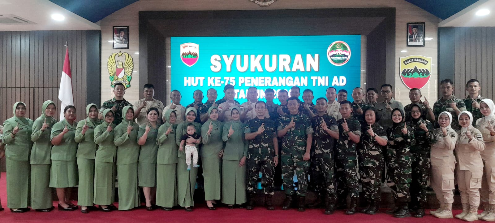 RAYAKAN: Kapendam 1/BB, Kolonel Inf Asrul Kurniawan Harahap saat merayakan Syukuran HUT Dispenad TNI AD ke 75, di Gedung AH Nasution Makodam 1/BB, Jalan Gatot Subroto Medan, Senin (19/1). (Dok: ist)