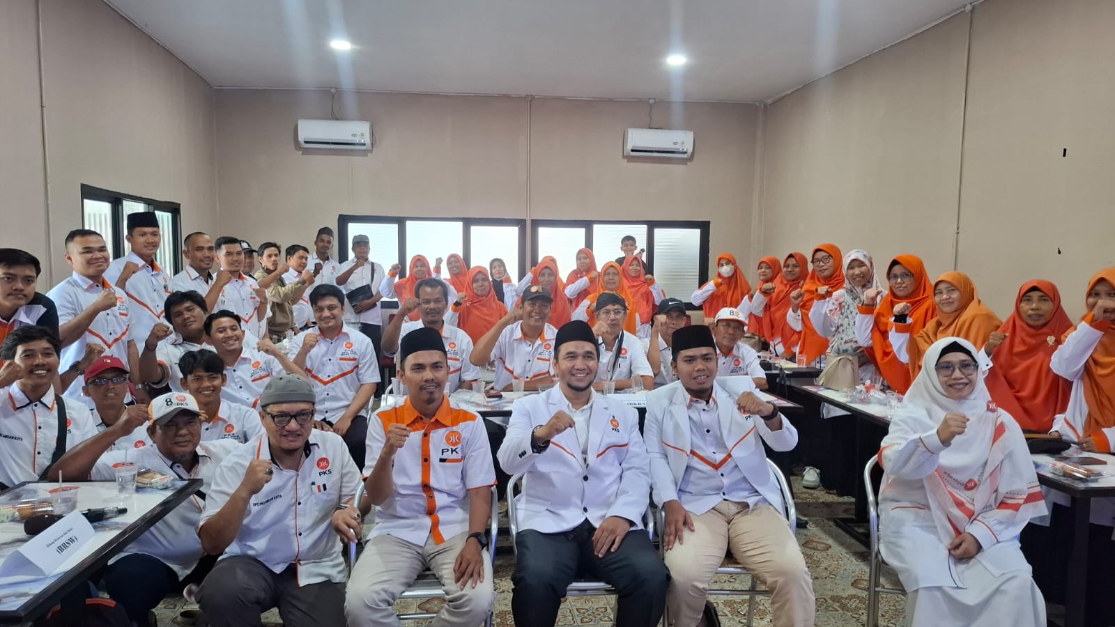 PKS: Alan Bangun Siregar dan kader PKS berfoto bersama usai PraRakercab, di Medan (18/1/2026). (Dok: istimewa)