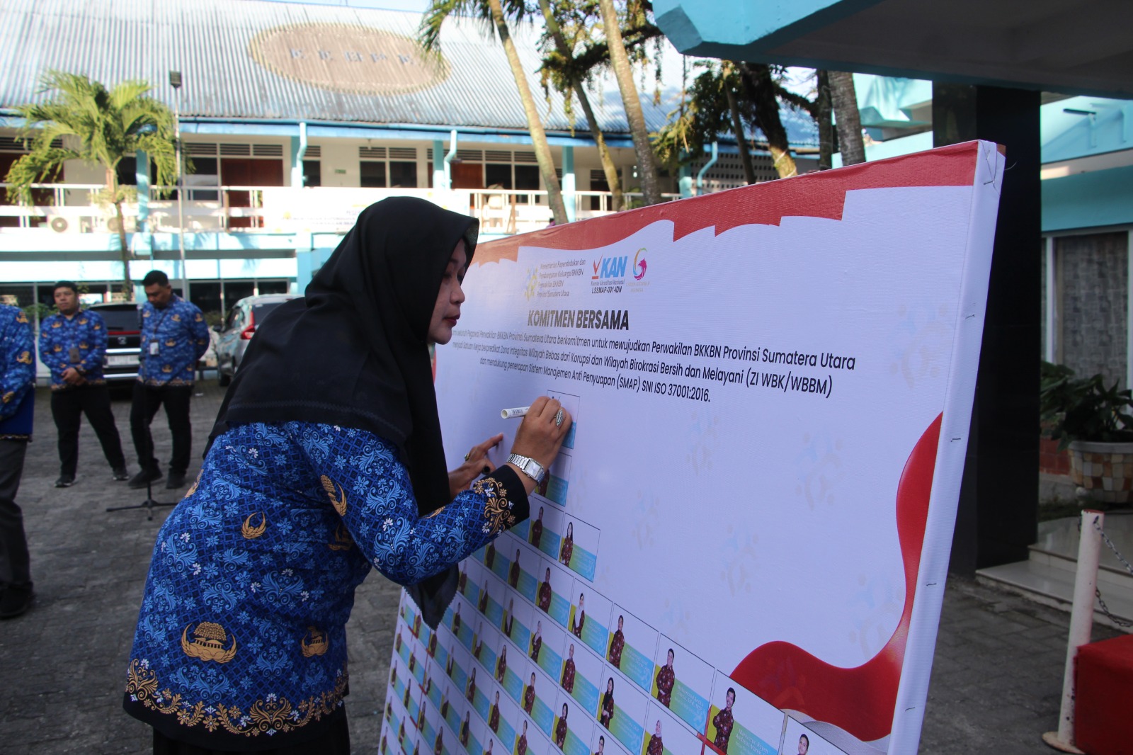 TANDA TANGAN: Pegawai BKKBN Sumut saat melakukan penandatanganan komitmen bersama zona integritas bebas korupsi, Senin (19/1). (Dok: istimewa)
