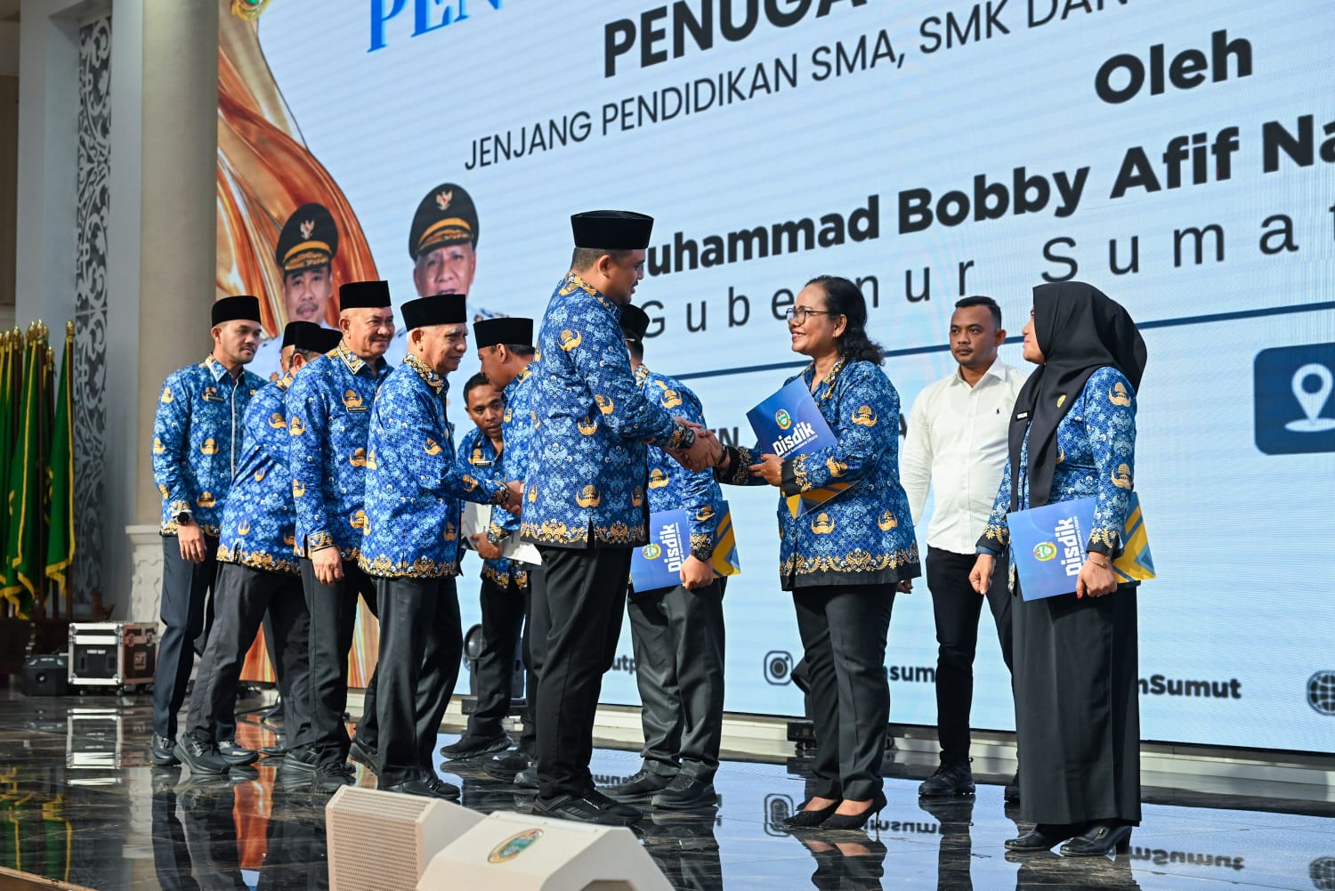 SK: Gubsu, Bobby Nasution menyerahkan Surat Keputusan Penugasan kepada 248 Kepala Sekolah untuk jenjang pendidikan SMA, SMK, SLB Negeri se Provinsi Sumatera Utara, Senin (19/1/2026). (Dok: istimewa)