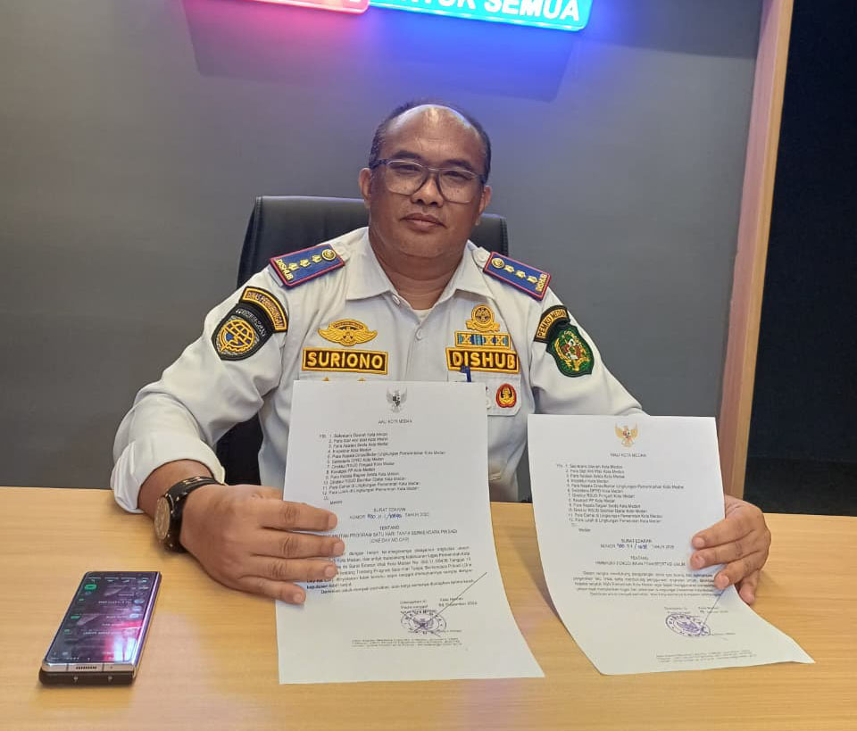 Plt Kadis Perhubungan Kota Medan, Suriono S.SiT MT saat menunjukkan SE Wali Kota Medan tentang Pencabutan program One Day No Car dan SE tentang Imbauan Penggunaan Transportasi Umum, Senin (19/1/2026).