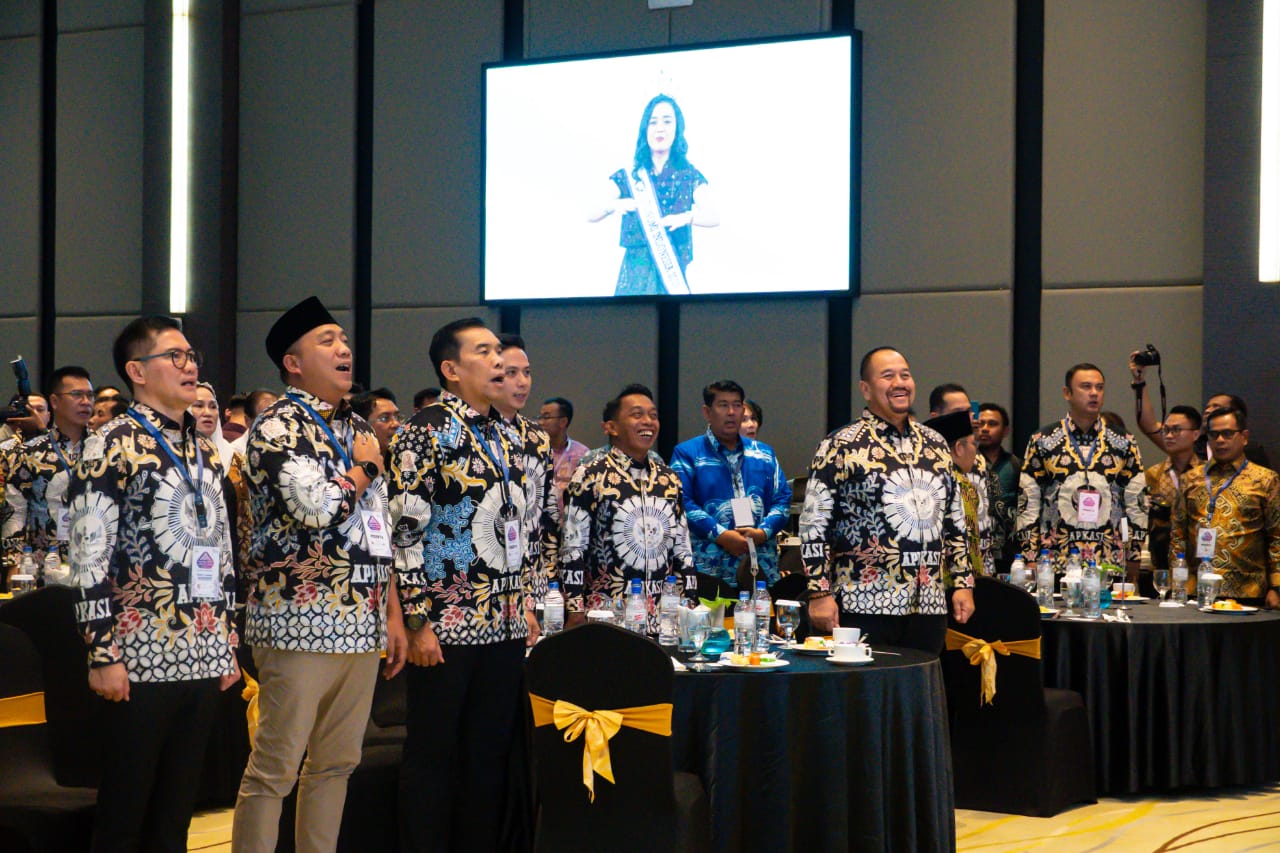 Bupati Batubara H. Baharuddin Siagian, S.H., M.Si. bersama Kepala Daerah lainnya saat  menghadiri Pembukaan Rakernas XVII APKASI di Batam. (KOMINFO BATUBARA)