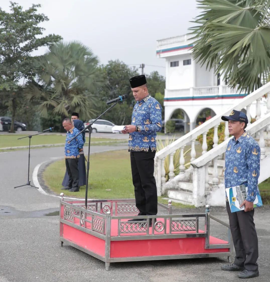 Asisten Administrasi Umum Setdakab Labusel, Drs. Fuadi, saat memimpin upacara HKN di Lapangan Apel Kantor Bupati Labusel, Kecamatan Kotapinang. (KHAIRUDDIN/SUMUT POS)