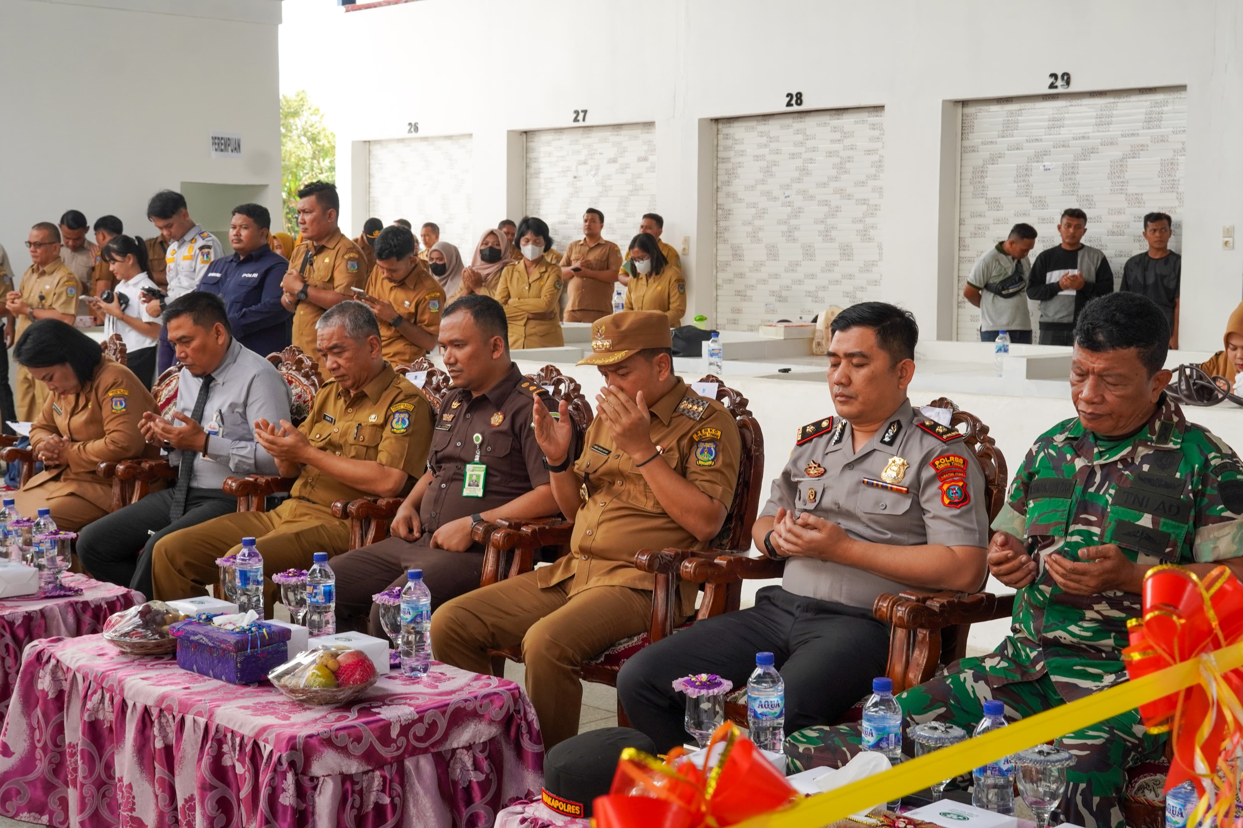 Wali Kota Tebingtinggi H. Iman Irdian Saragih dan  Forkopimda  mengikuti doa bersama  peresmian Pasar Inpres, Senin (19/1).  (Azan Purba/ Sumut Pos)