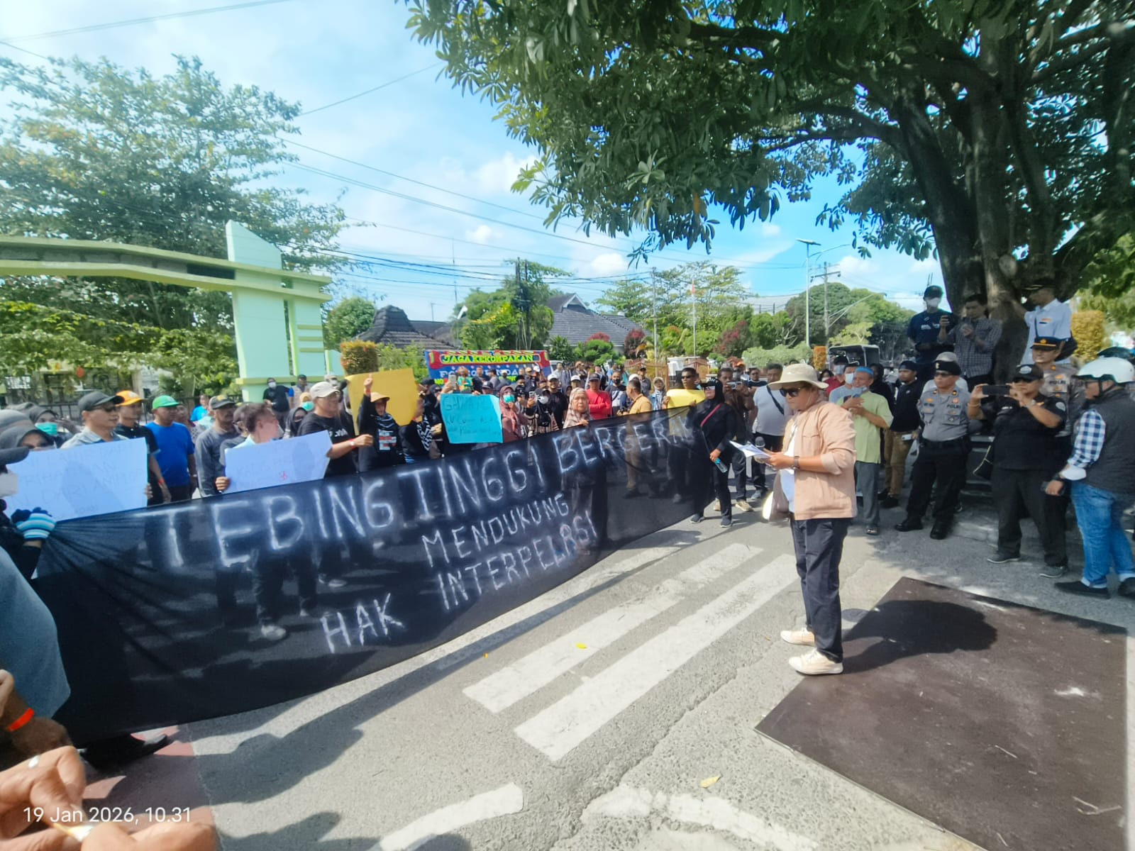 Ratusan massa yang tergabung dalam Tebing Tinggi Bergerak (TTB) menggelar aksi unjuk rasa di depan Kantor DPRD Kota Tebing Tinggi, Jalan Sutomo, Senin (19/1/2026). (Azan Purba/Sumut Pos)