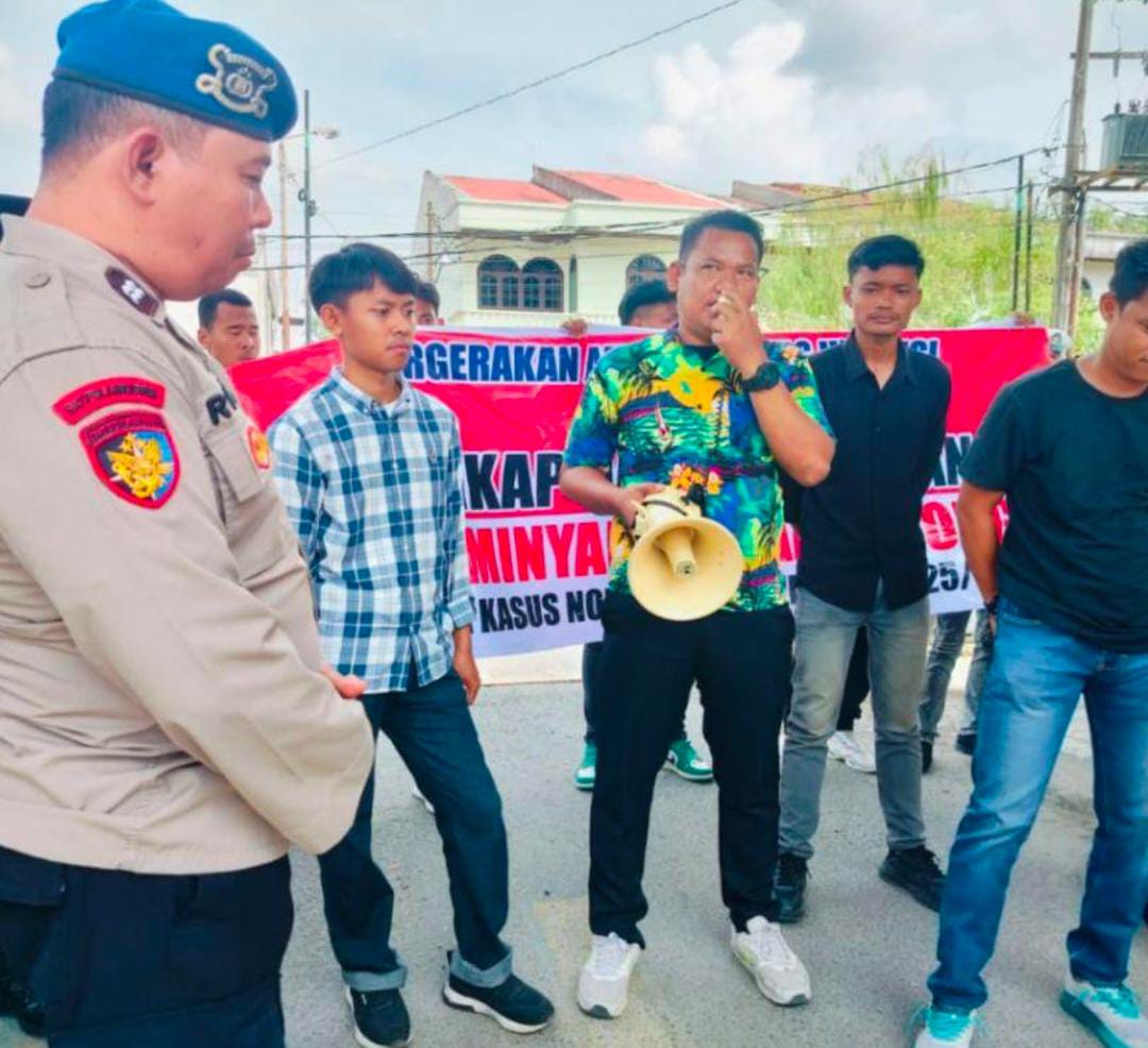 Aktivis Lintas Urgensi (PALU) Kota Tanjungbalai mendesak Ketua Pengadilan Negeri Kota Tanjungbalai untuk menangkap mafia minyak di Depan Kantor Pengadilan Negeri Kota Tanjungbalai, Senin (19/1/2026).