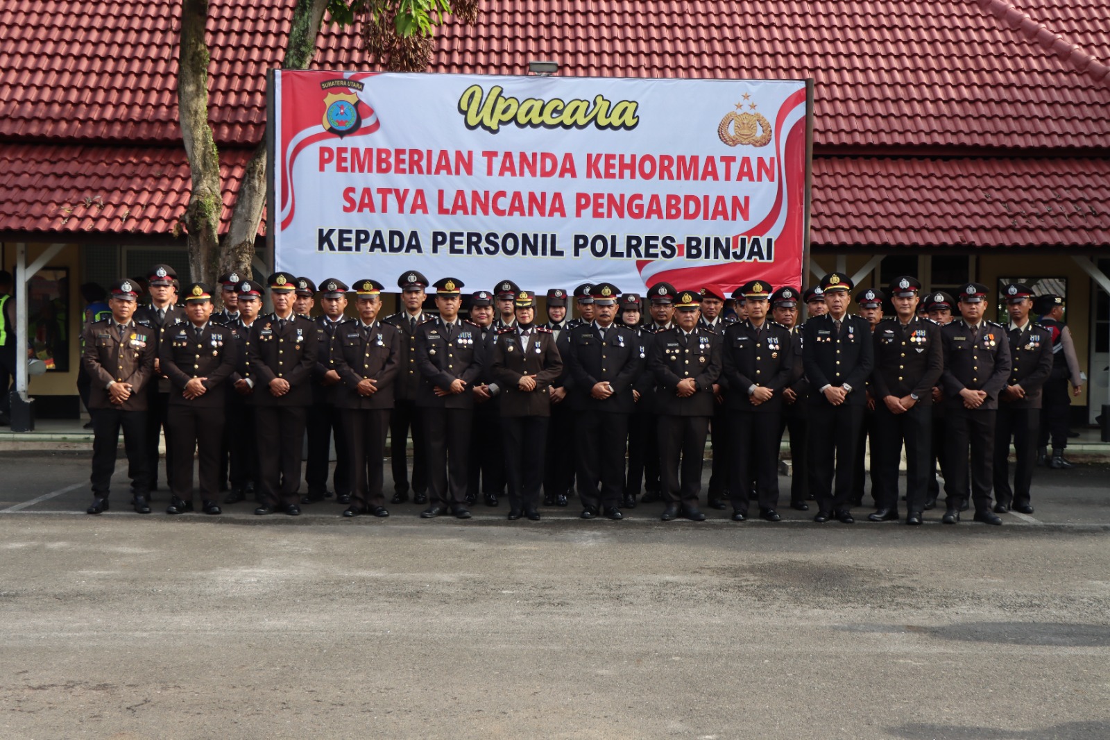 Personel Polres Binjai yang menerima tanda kehormatan satya lencana pengabdian. (Humas Polres Binjai/Sumut Pos)
