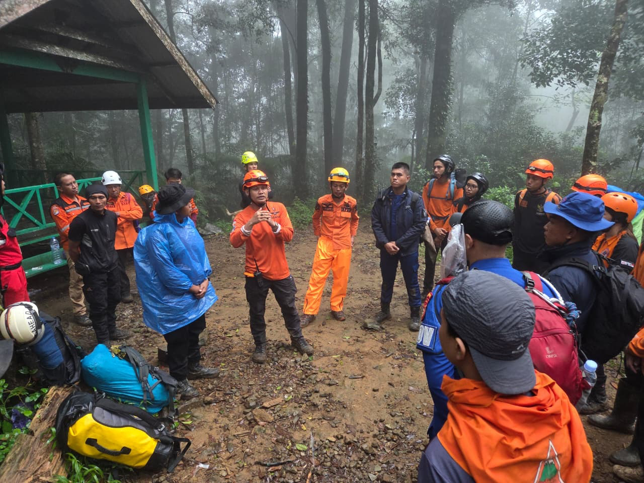 Tim SAR saat berkumpul di area kaki Kunung sebelum melanjutkan pencarian hari Ke 3 jatuhnya Pesawat ATR 42-500 di Bulusaraung.( Dokumentasi Tim SAR/Jawa Pos)