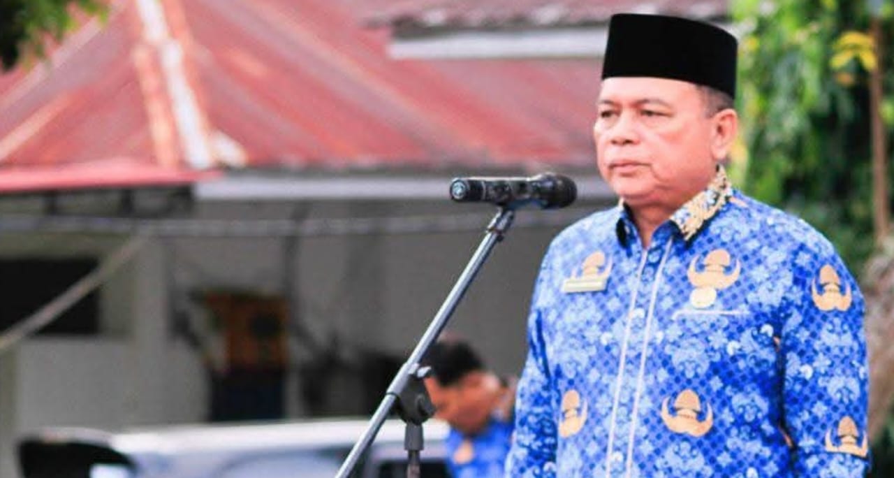 Sekdakab Labuhanbatu memimpin Apel Gabungan Kelompok I di Lapangan BKPP (Fajar/Sumut Pos)