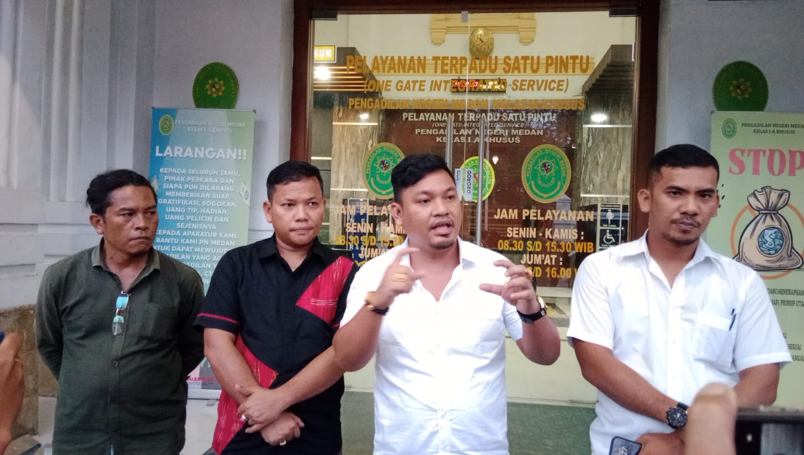 PRAPID: Tim kuasa hukum pemohon Dwi Ngai Sinaga SH MH, memberikan keterangan usai Prapid dikabulkan hakim PN Medan, Senin (19/1/2026). (Dok: istimewa)