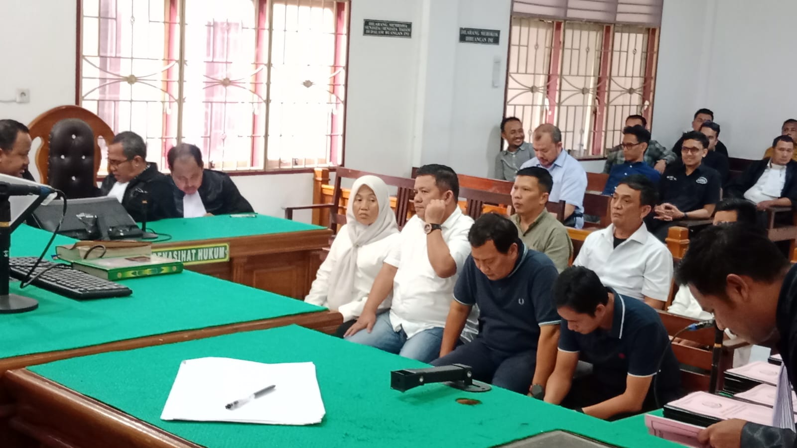 TUNTUT: 7 Terdakwa korupsi renovasi Puskesmas di Labihanbatu, menjalani sidang tuntutan di Pengadilan Tipikor Medan, Selasa (20/1). (Dok: istimewa)