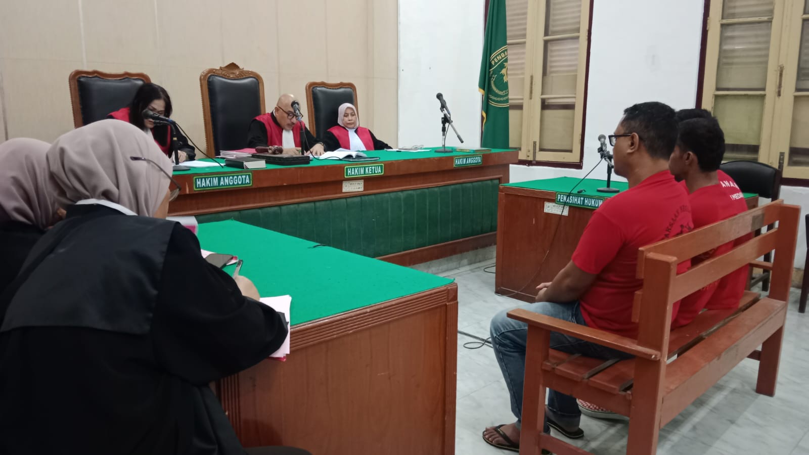 PUTUSAN: Tiga terdakwa kasus ganja menjalani sidang putusan di PN Medan, Selasa (9/12) sore. (Dok: istimewa)