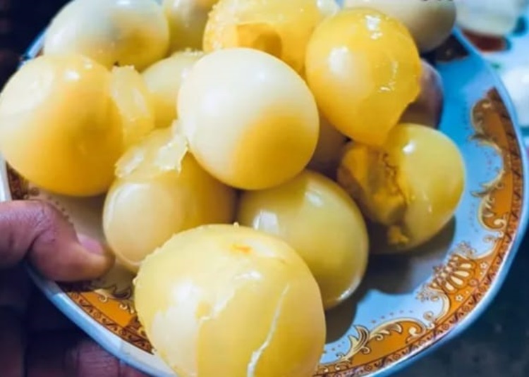 penemuan telur diduga palsu di Maluku Tengah hebohkan warga. (Instagram @lambegosiip)