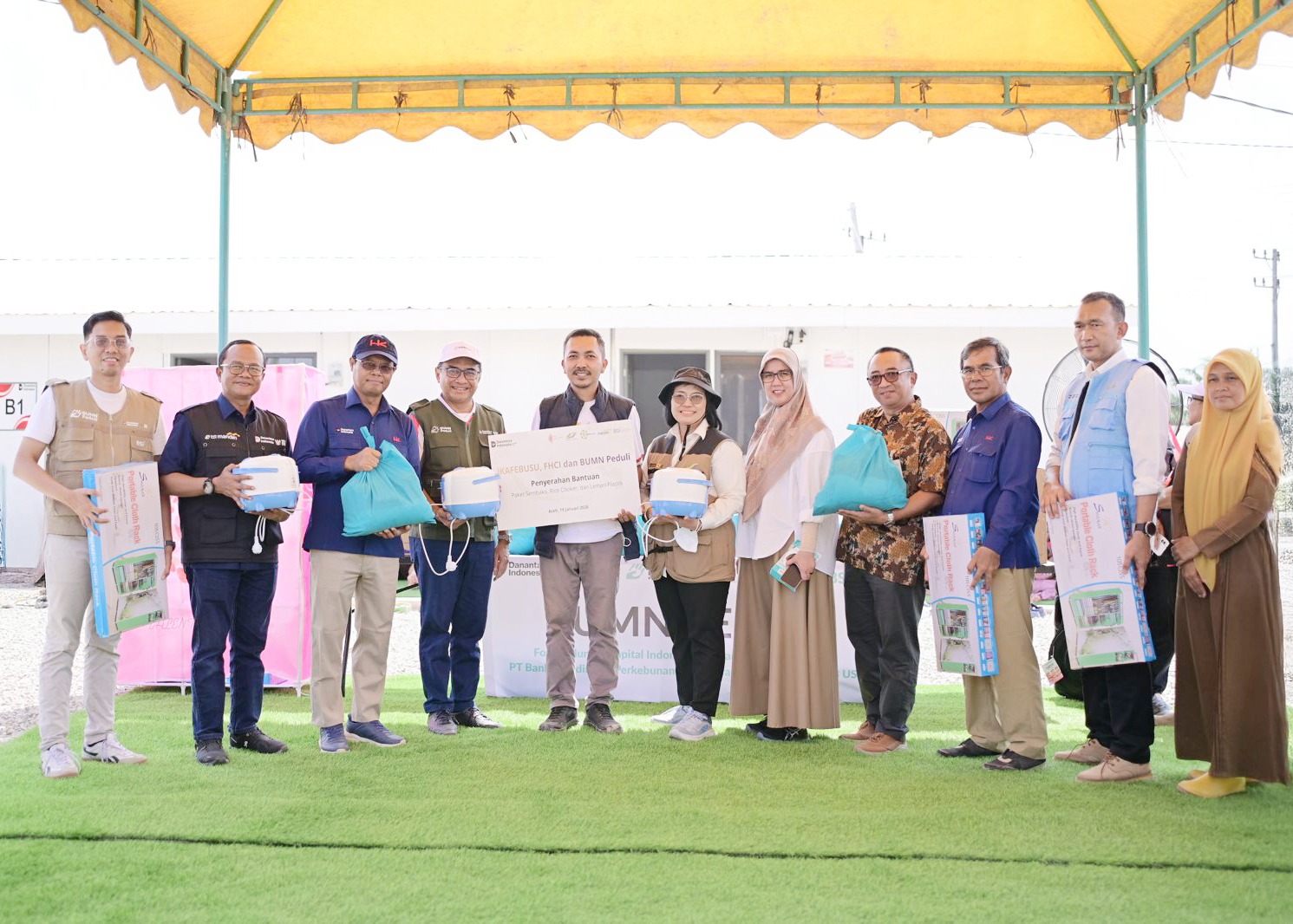 Danantara, FHCI, BSI, PT Perkebunan Nusantara, Bank Mandiri dan Ikatan Alumni FE USU saat memberikan Paket Logistik kepada Penghuni Huntara.