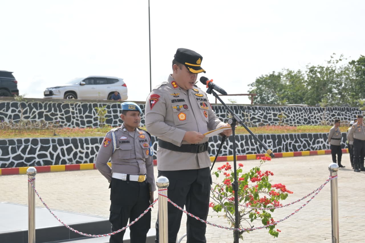 Kapolres Labuhanbatu Selatan, AKBP Aditya S.P. Sembiring Muham, S.I.K., memimpin sertijab Wakapolres dan Kapolsek Silangkitang. (KHAIRUDIN/SUMUT POS)