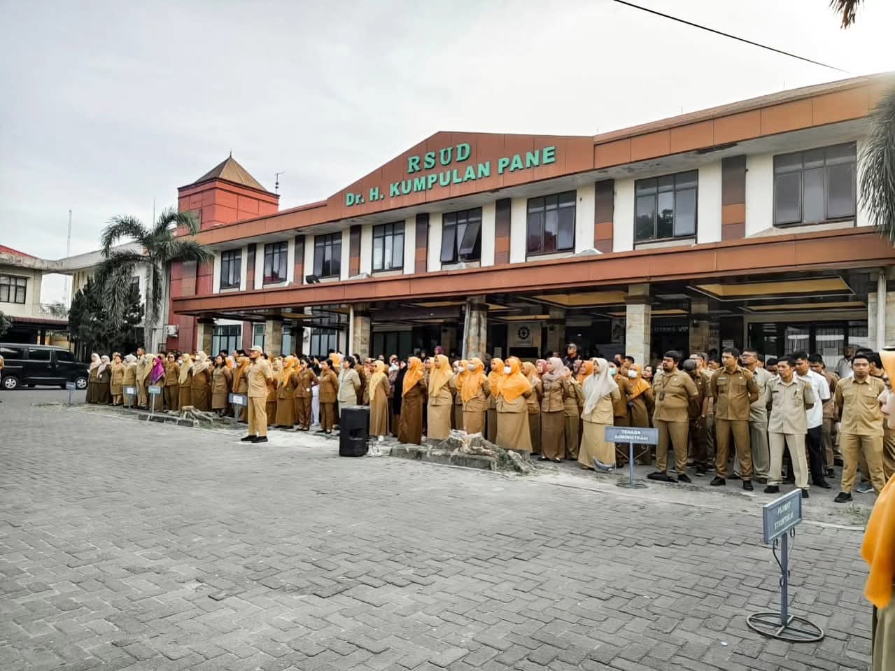 Wali Kota Tebing Tinggi memimpin apel pagi di halaman RSUD dr. H. Kumpulan Pane, Senin (19/1). (Azan Purba/sumut Pos).
