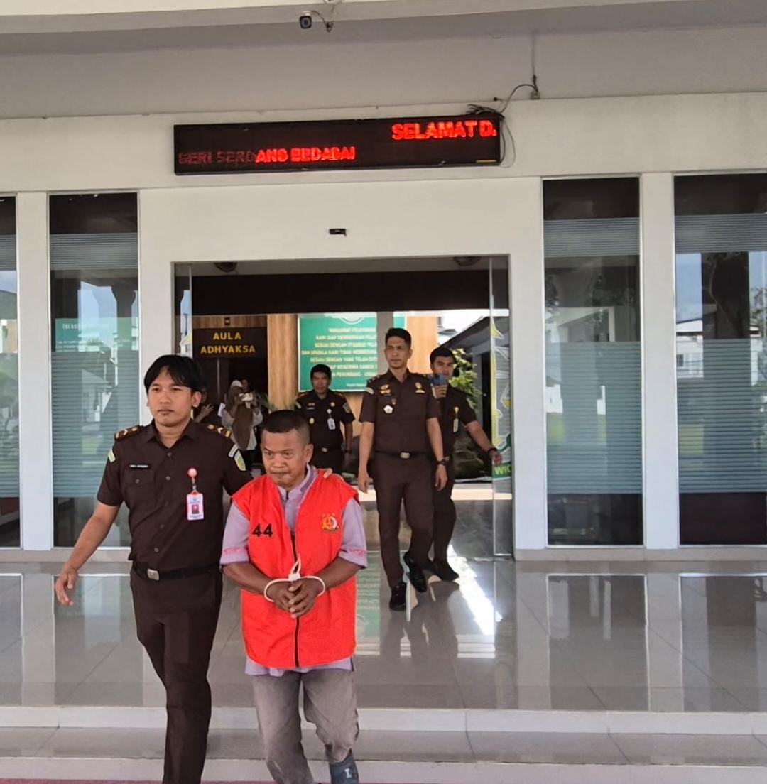 Slamet  saat digiring kejaksaan negeri  Kabupaten Serdang Bedagai. ( Fadly/Sumut Pos )
