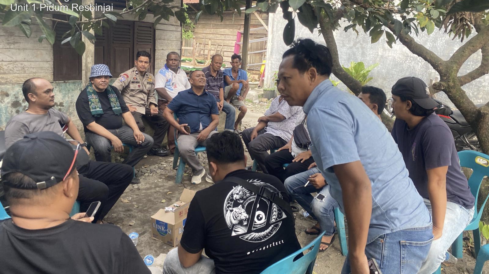Tim penyelidik saat datang ke rumah duka di Kecamatan Sei Bingai, Langkat. (Istimewa/Sumut Pos )