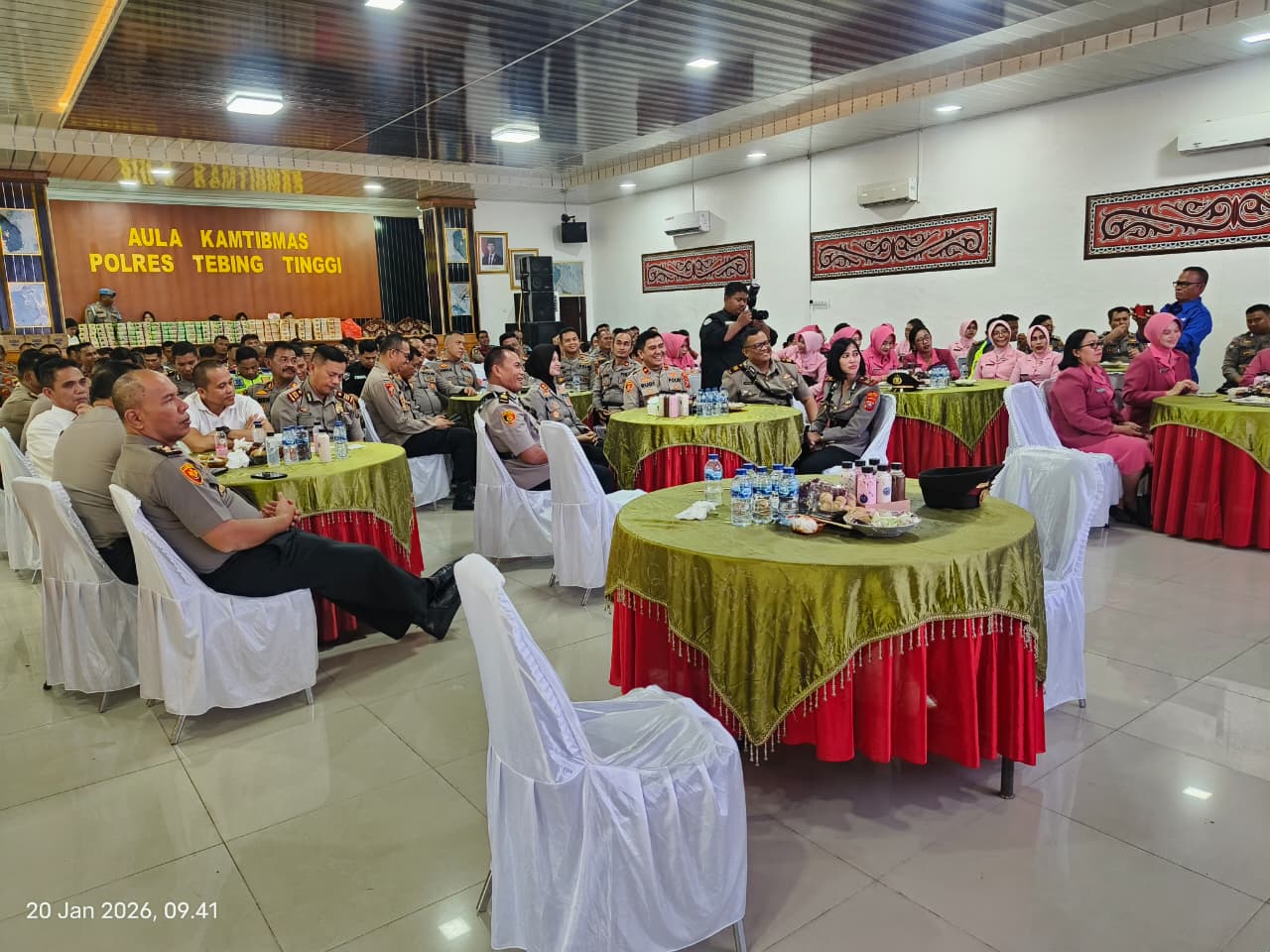 Suasana acara pisah sambut Kabag SDM dan Kasatlantas Polres Tebing Tinggi yang berlangsung penuh keakraban di Aula Polres Tebing Tinggi, Selasa (20/1) (Azan Purba/ Sumut Pos)