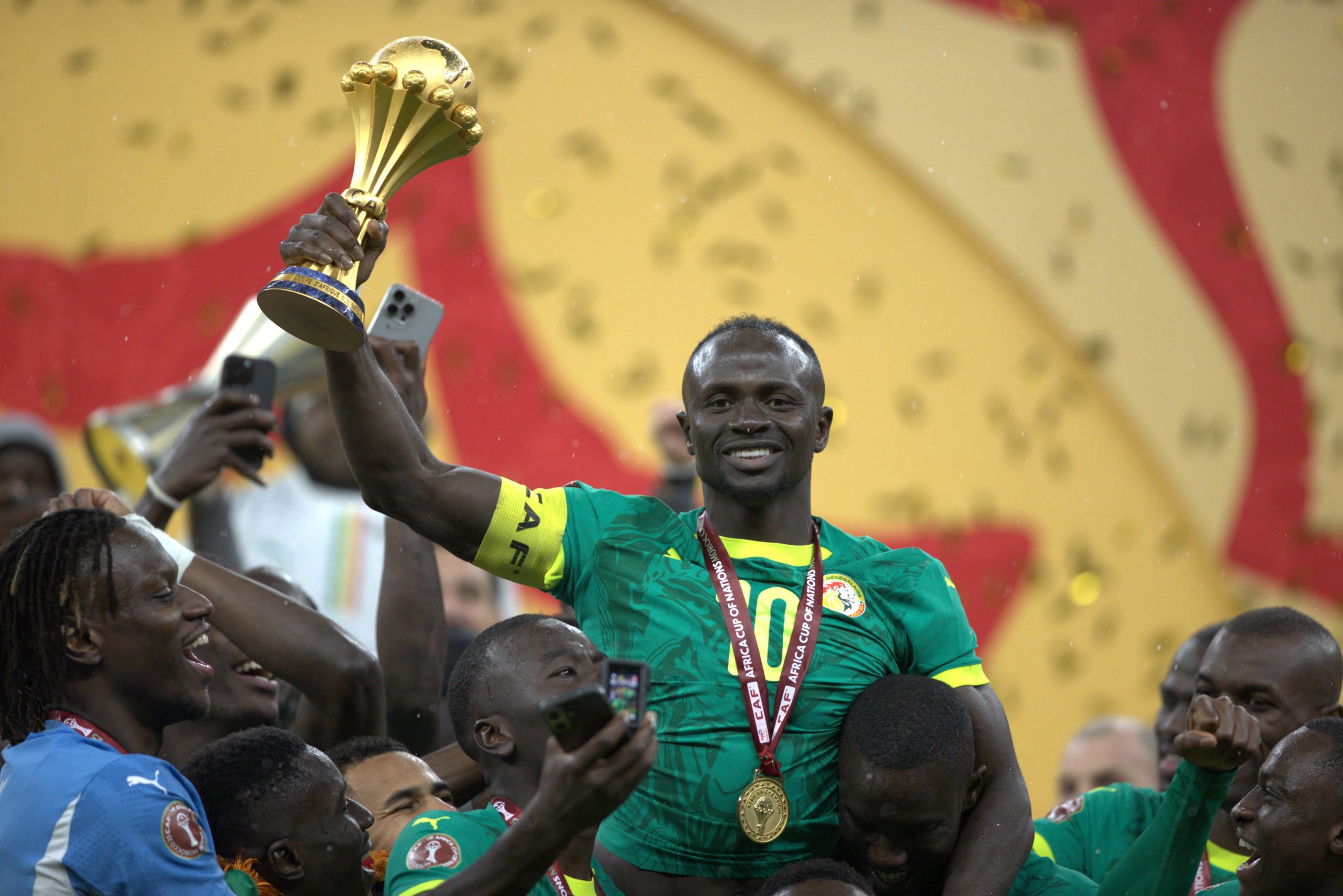 Sadio Man&eacute; saat mengangkat trofi Juara Afrika 2025. (panafrikafootball)