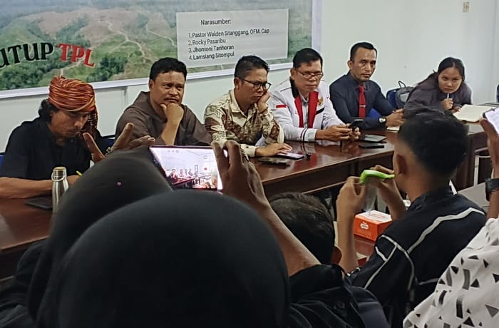 KONPRES: Bakumsu bersama Sekber saat Konpres terkait penutupan pencabutan izin perusahaan oleh pemerintah. (Dok: istimewa)
