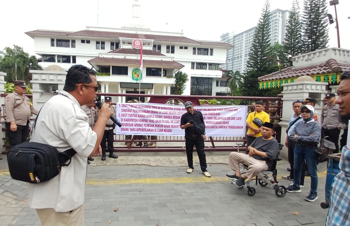 AKSI: AMPK TPPO menggelar aksi di depan gedung Balai Kota Medan, Rabu (21/1/2026). (Dok: Markus Pasaribu/Sumut Pos)