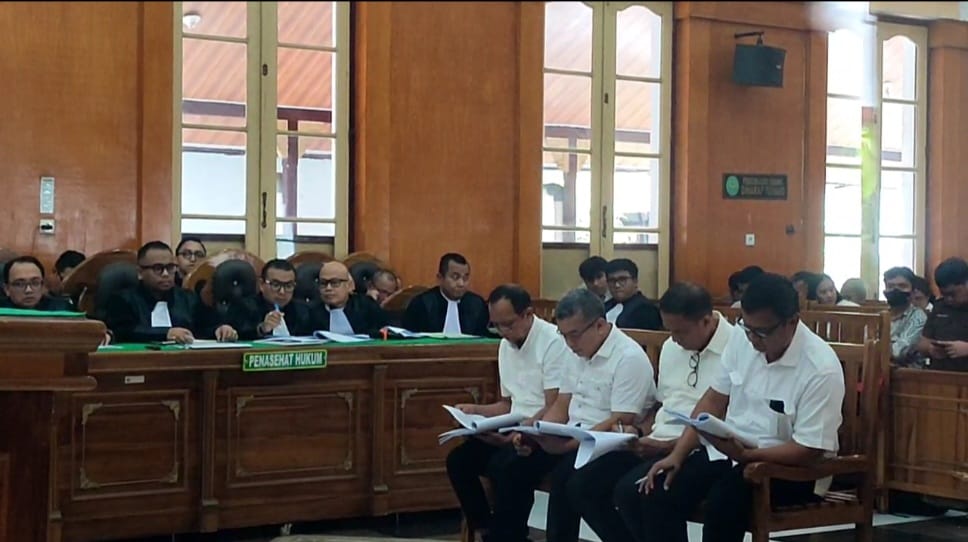 KORUPSI: Empat terdakwa korupsi penjualan aset PTPN I, menjalani sidang dakwaan di Pengadilan Tipikor Medan, Rabu (21/1). (Dok: istimewa)