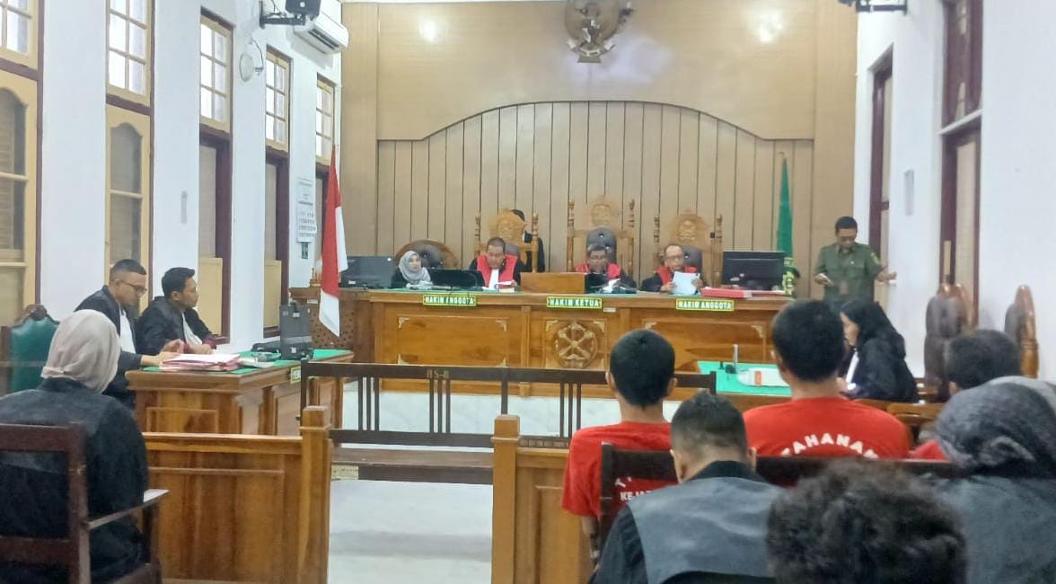SIDANG: Majelis hakim menyidangkan 4 terdakwa kasus sabu secara virtual di PN Medan, Rabu (21/1) sore. (Dok: istimewa)